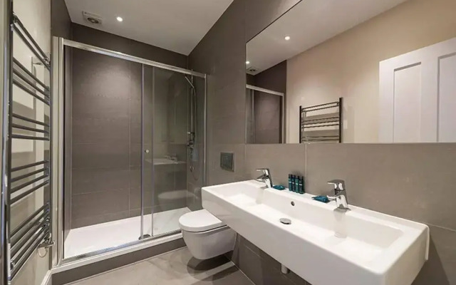 Bright Three Bedroom Apartment in Hammersmith, London