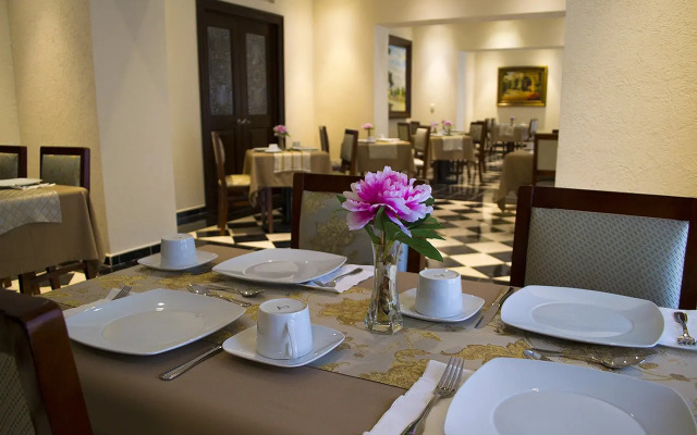 Hotel Plaza Colonial