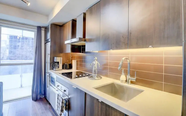 PlanURstay  - 300 Front Street West