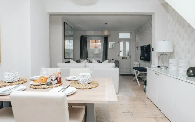 The Dragonfly - Central 2 bedroom house