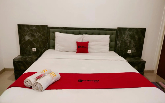 OYO 1957 Riverside Residence