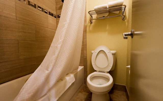 Copley Inn & Suites By OYO Akron OH