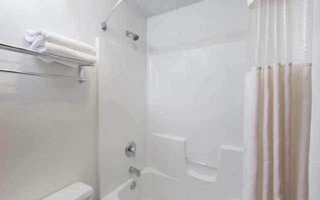 Days Inn by Wyndham Pierre