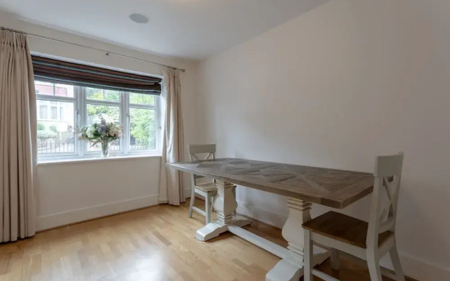 3 Bedroom Home In The Heart Of Wimbledon