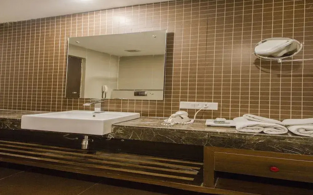 Kubeera Palace by OYO Rooms