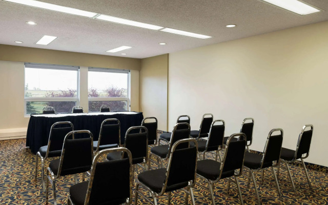 Super 8 by Wyndham Sherwood Park/Edmonton Area