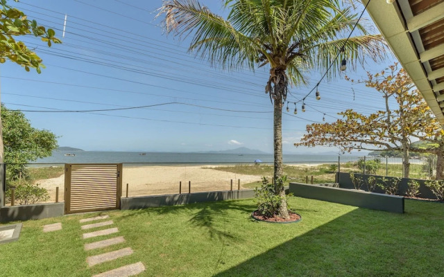 6BR Beachfront Home in Bombinhas Abm0101