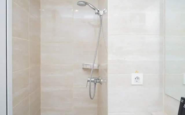 Homey Studio Apartment with Pool View at Springwood Residence