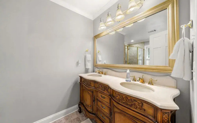 Beautiful Large Newly Renovated 5 Bedroom House