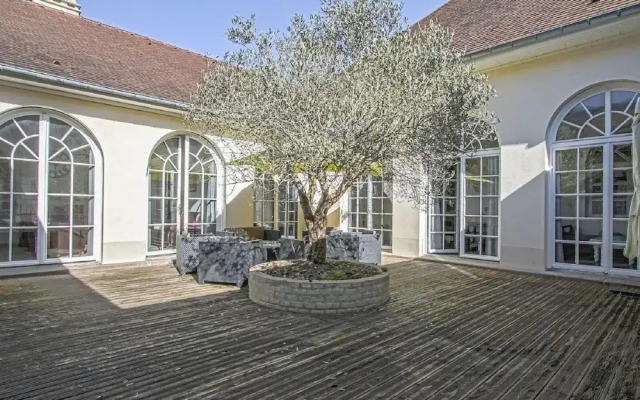 Bright Holiday Home With Garden