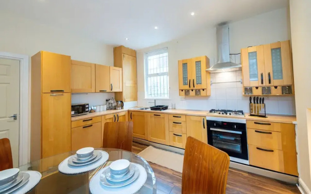 Captivating 5-bed House in Liverpool With Parking