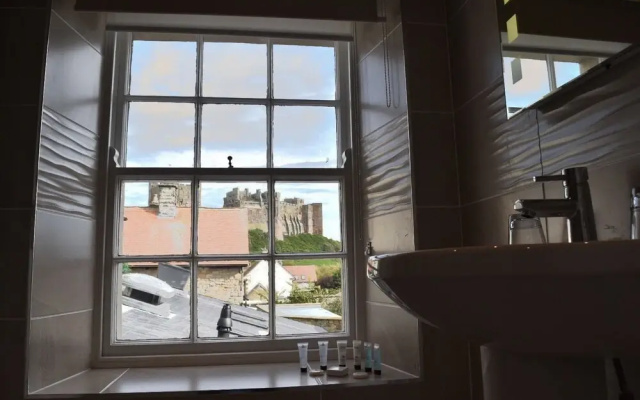 Lord Crewe Hotel
