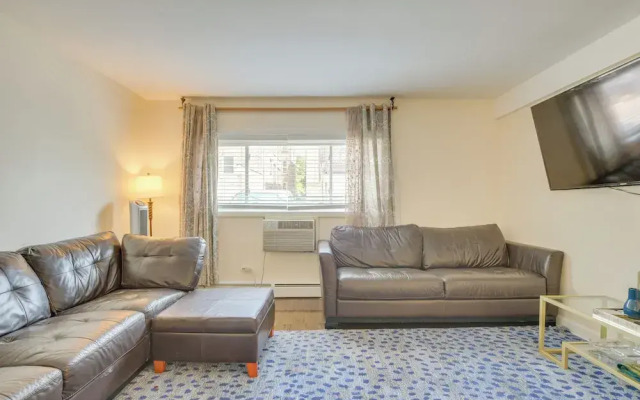 Walk to Train: Convenient Skokie Condo!
