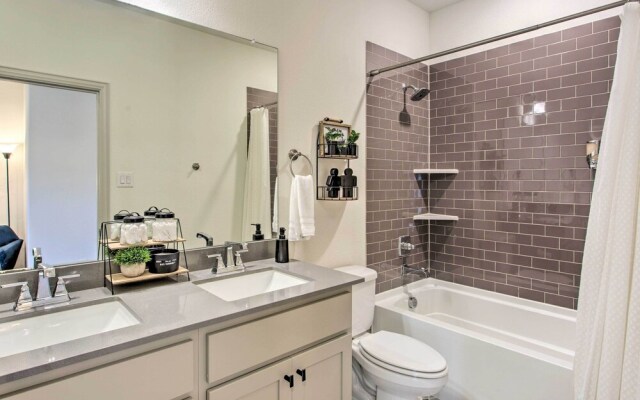 7 Mi to Lewisville Lake: Family Townhome in Frisco