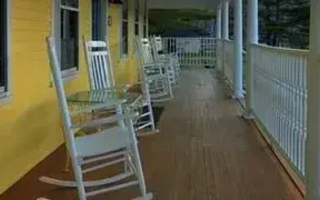 RiverWood Inn