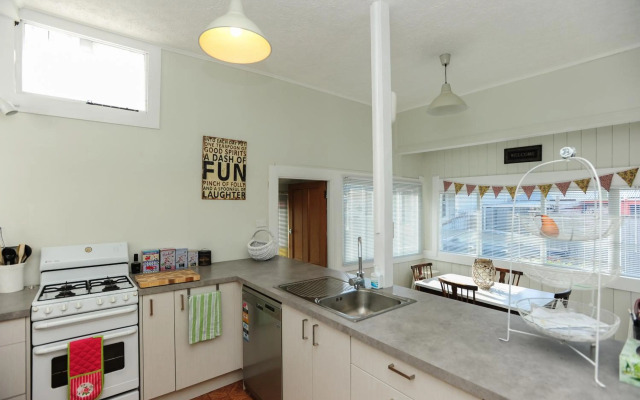 Puriri Downtown Villa - Napier Holiday Home