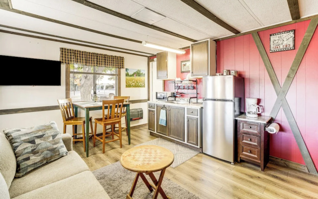 6 Mi to Old Town, Panoramic Views: Cottonwood Gem!