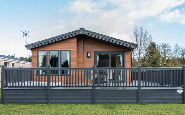 Lilac Lodge with Hot Tub