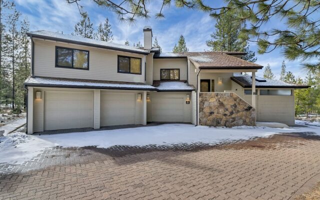 8 Crag Home with Private Indoor Hot Tub, Bike is Provided for Outdoor Activities by RedAwning