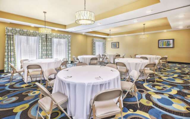 La Quinta Inn & Suites by Wyndham Niagara Falls