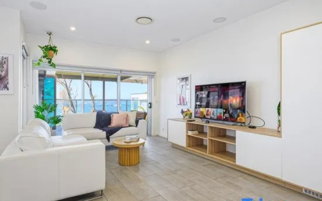 Spacious 4BR Riverfront Getaway in Taren Point