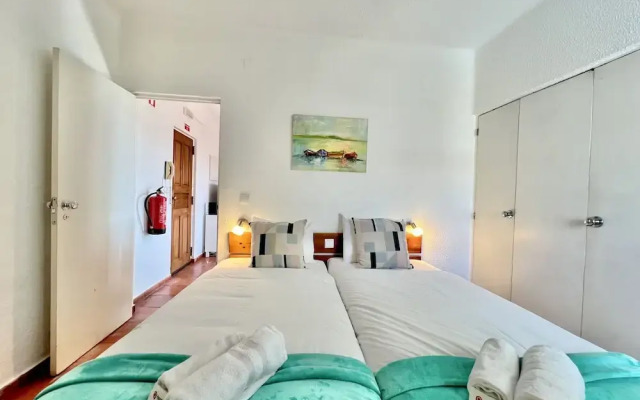 Albufeira Skylight 2 by Homing