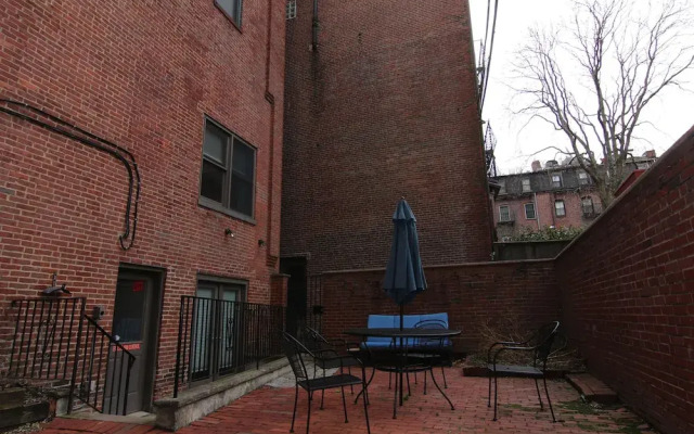 Maverick Suites at 402 Columbus Ave