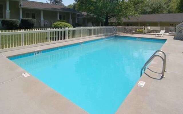 Rodeway Inn & Suites Cherokee On the River