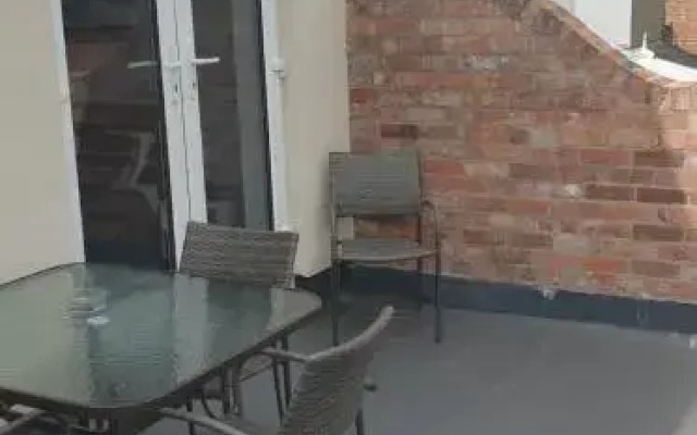 Modern 2 bed apartment with parking