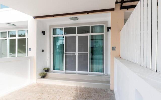 Modern Townhome at the Old City