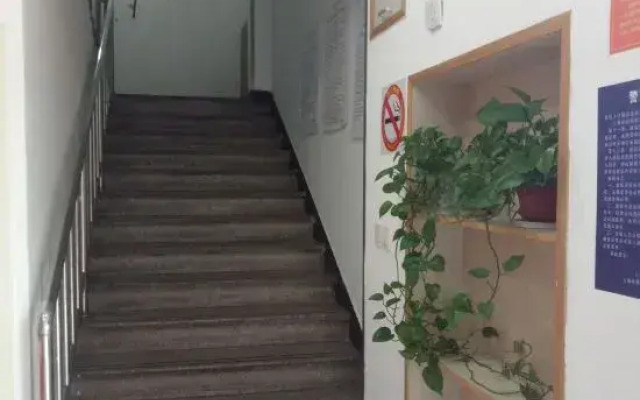 Pengyi Hotel (Shanghai No.9 People's Hospital Xizang South Road Subway Station)