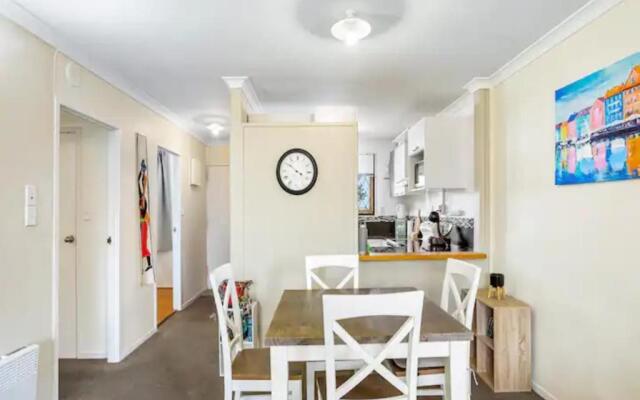 Lovely 2-Bedroom Apartment with Free Parking