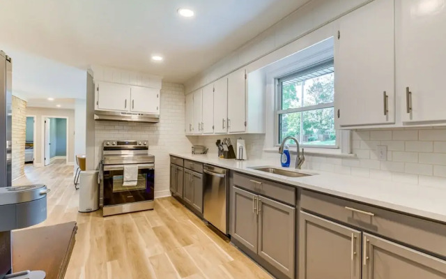 Charming Charlotte Home: 2 Mi to Downtown!