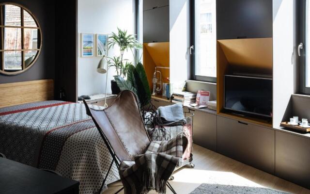 HOMEinTOWN Camoes - Downtown Elegant Studio AC & WIFI