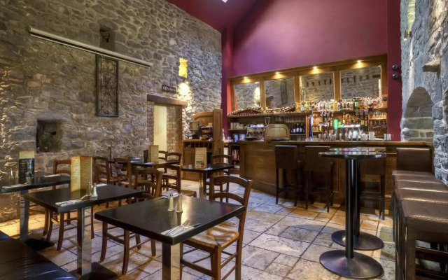 Coach House Hotel