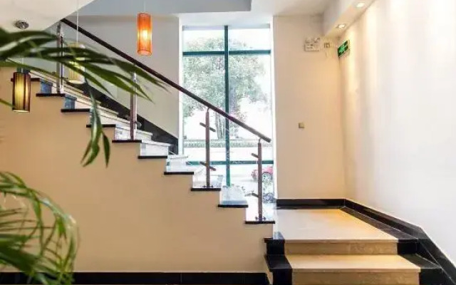 Baiyi Hotel (Suzhou Taihu Xukou Metro Station)