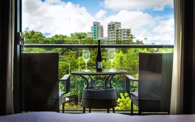 Hu An-The Lakeside House