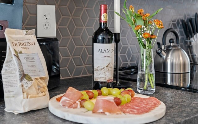 Passyunk Square Spacious 1BR - Huge Deck