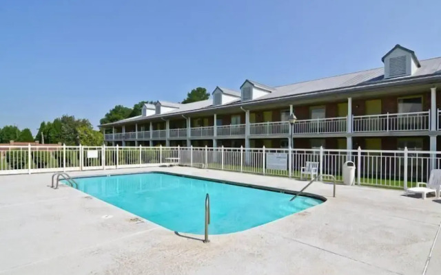 Motel 6 Sandersville, GA