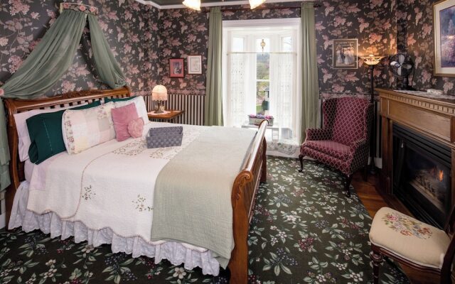 The Steamboat House Bed & Breakfast