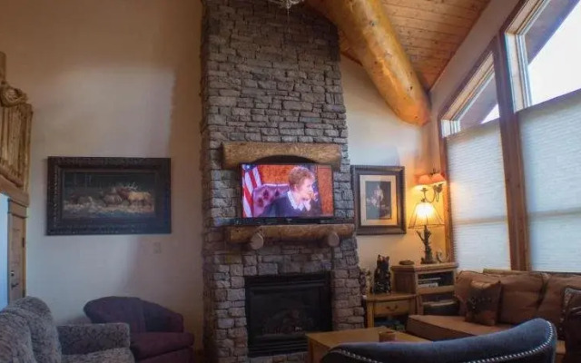 Black Bear Lodge by CB Lodging