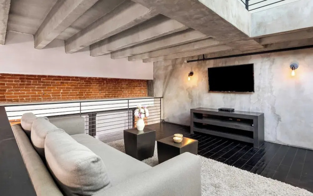 Skyline Lofts by Avantstay: a Multi-level Industrial-chic Retreat in Dtla With Rooftop Views, Soaring Ceilings & Steps to Dining, Music & Culture