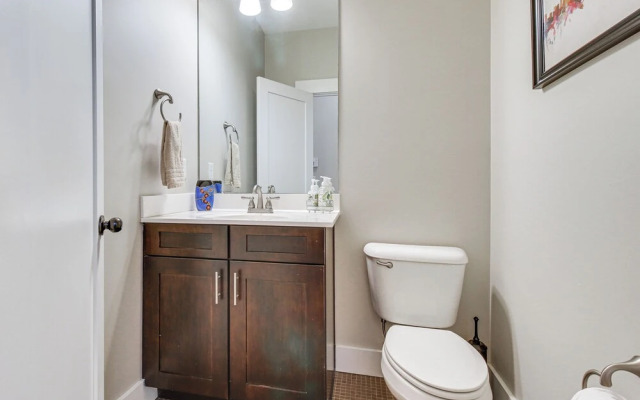 Vibrant Downtown Cincinnati Townhome w/ Sauna!