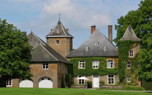 Delightful Castle in Bastogne with Hot Tub