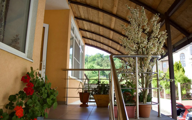 Loo Home&Sea on Yeniseiskaya Street 6/33