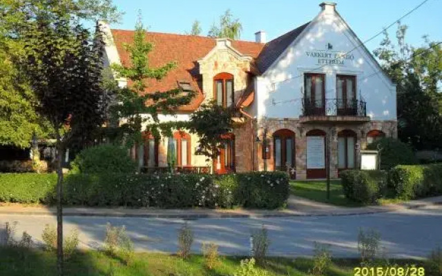 Diósgyori Castle Garden Bed and Breakfast und Restaurant