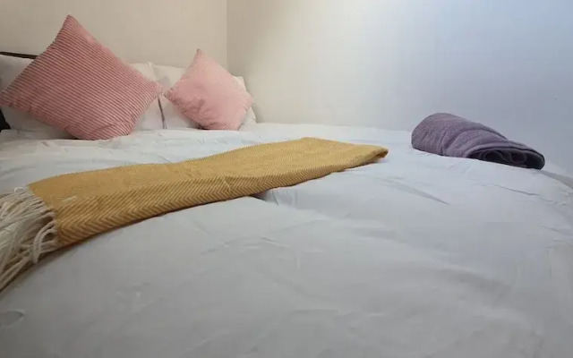 Room in Guest Room - Nice Large Room in Coventry