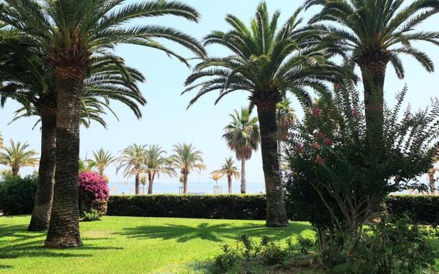 Garden and beach sea view apartment Cannes