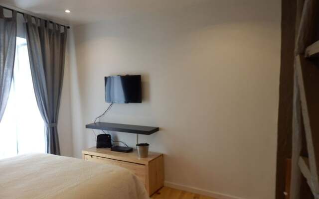 Lovely Flat Between Graça and Alfama by LCH