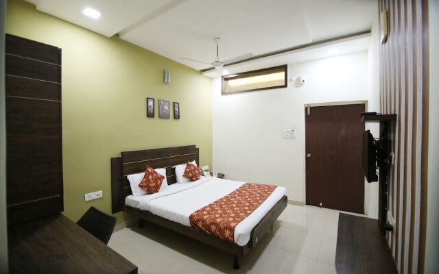 OYO Flagship 8173 Hotel Singh Palace